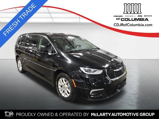Used 2023 Chrysler Pacifica Touring-L image 1