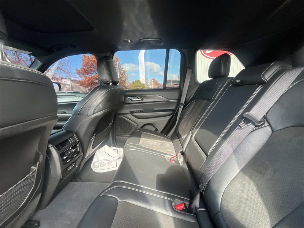 Used 2023 Jeep Grand Cherokee Altitude image 13