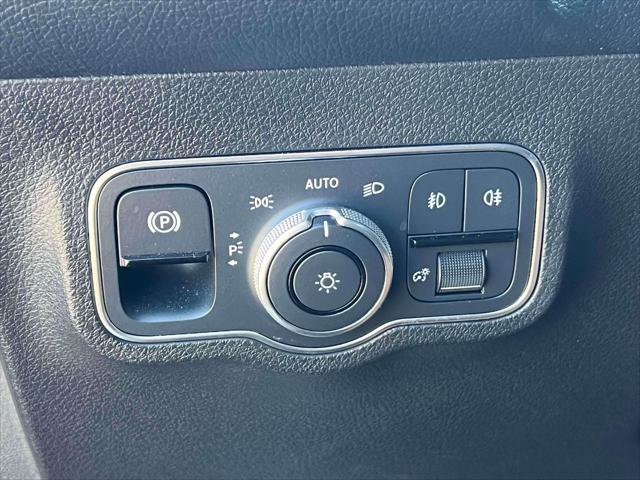 Used 2022 Mercedes-Benz GLB 250 4MATIC image 21