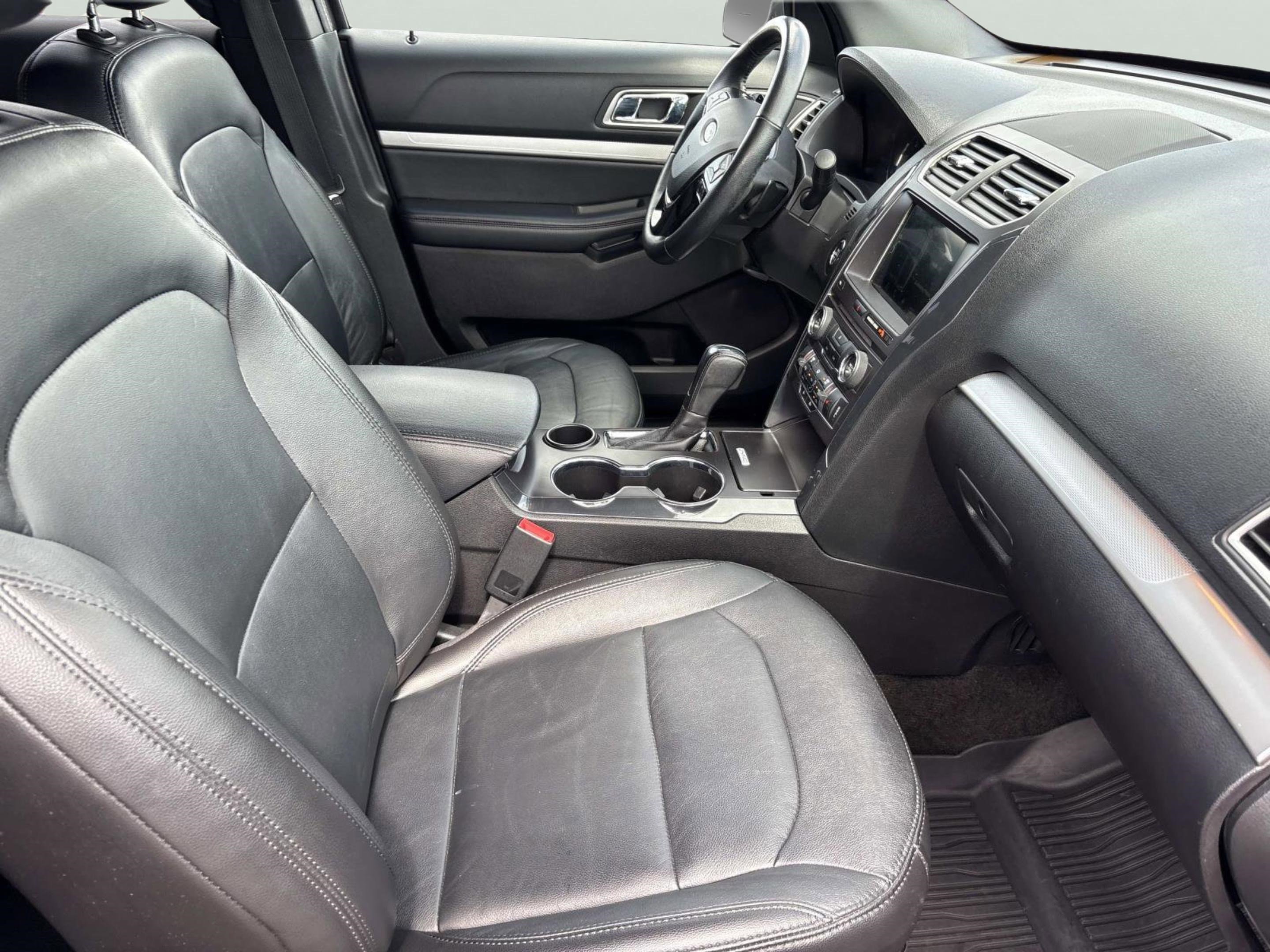 Used 2017 Ford Explorer XLT w/ Equipment Group 202A FWD image 21