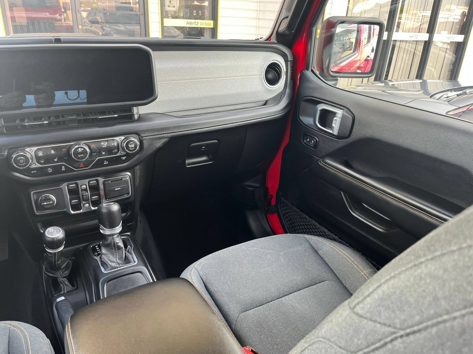 Used 2025 Jeep Wrangler Unlimited Sahara AWD/4WD image 34