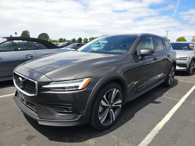 Used 2025 Volvo V60 B5 Cross Country Plus AWD/4WD image 2