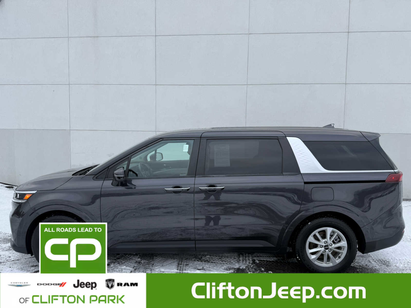 Used 2024 Kia Carnival LX image 4