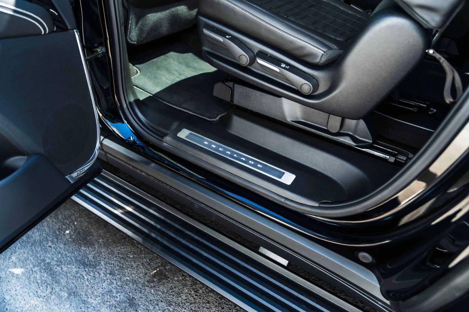 Used 2026 Cadillac Escalade ESV V w/ LPO, ONYX Package image 22