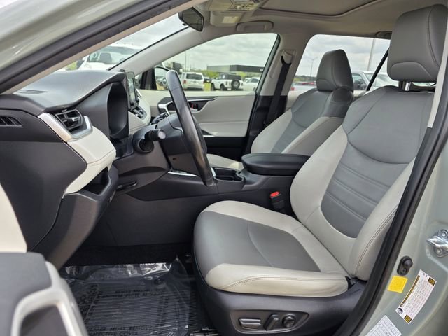 Used 2020 Toyota RAV4 XLE Premium image 12