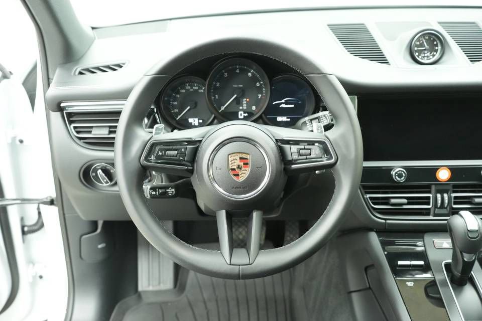 Certified 2025 Porsche Macan AWD/4WD image 13