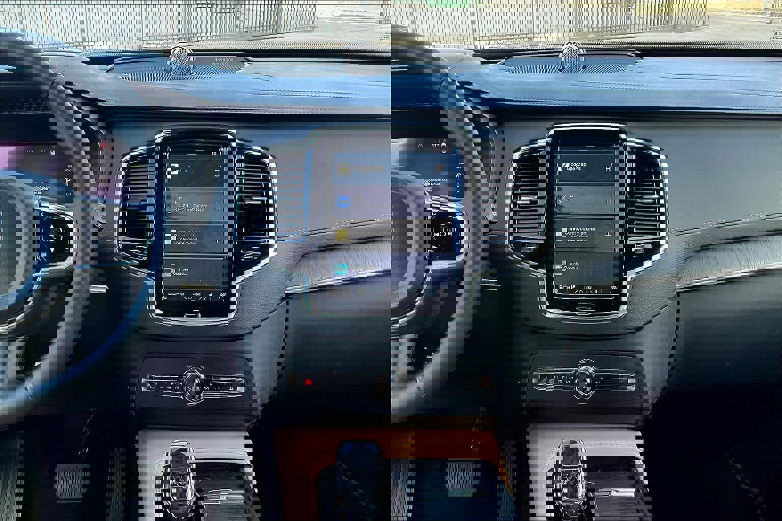 Used 2023 Volvo XC90 T8 Ultimate w/ Lounge Package image 9