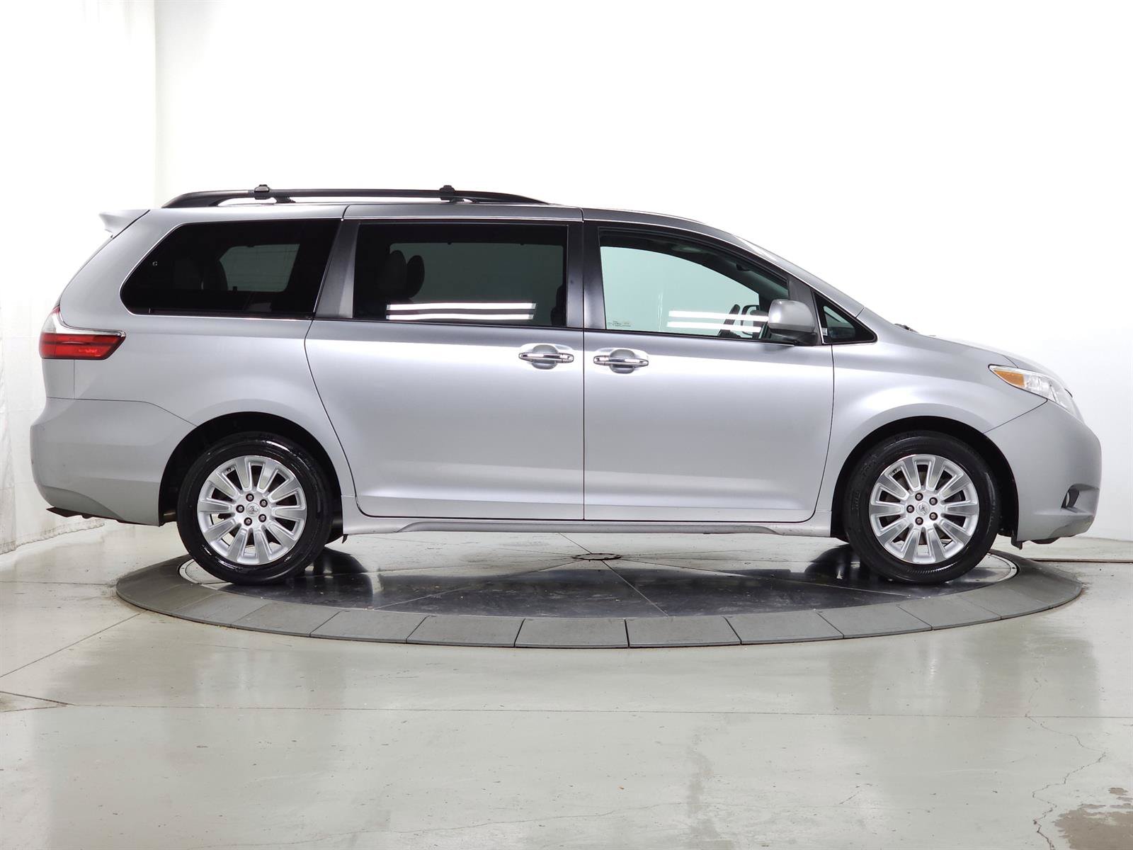 Used 2015 Toyota Sienna XLE w/ XLE Navigation Package AWD/4WD image 10