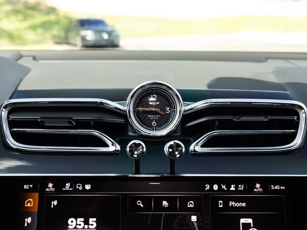 Used 2025 Bentley Bentayga AWD/4WD image 49