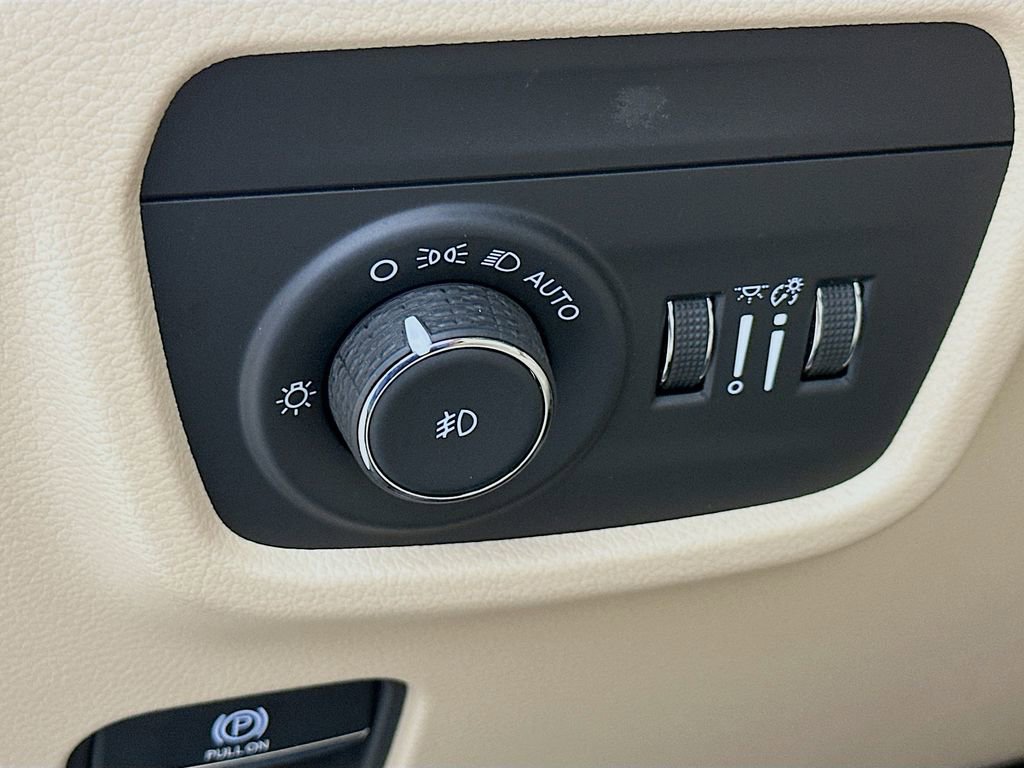 Certified 2025 Jeep Grand Cherokee Limited w/ Luxury Tech Group II image 18