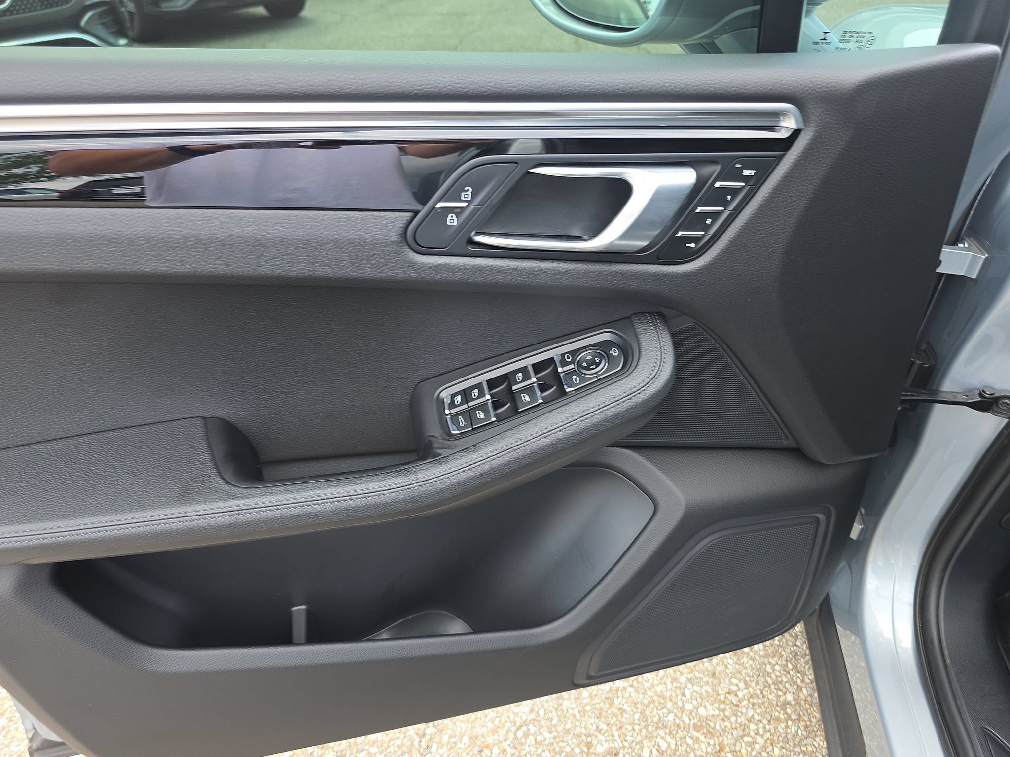 Used 2023 Porsche Macan Turbo AWD/4WD image 19