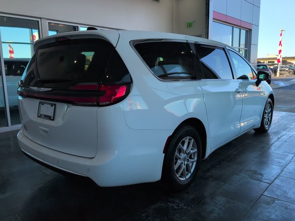 Used 2024 Chrysler Pacifica Touring-L image 7