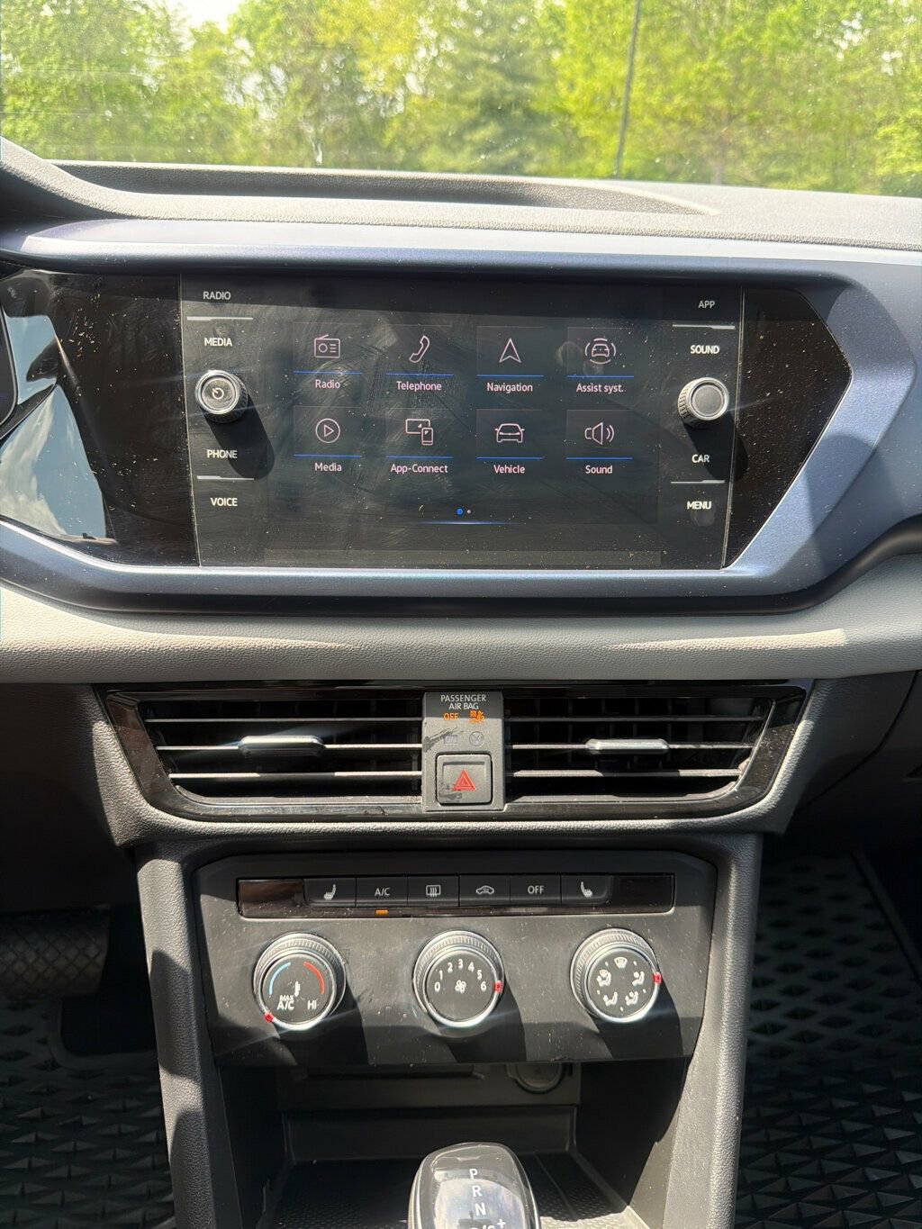 Used 2022 Volkswagen Taos SE w/ Panoramic Sunroof Package image 17