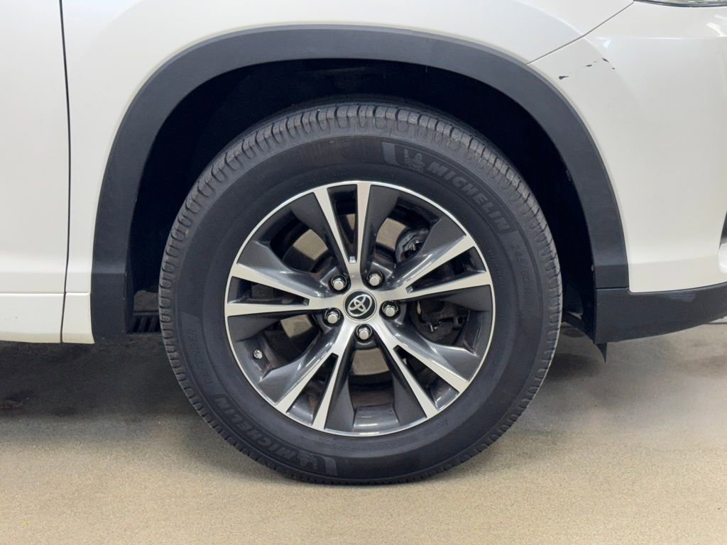 Used 2018 Toyota Highlander LE FWD image 4