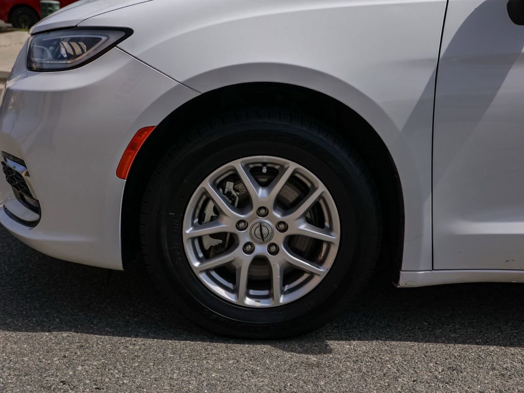 Used 2023 Chrysler Pacifica Touring-L image 11