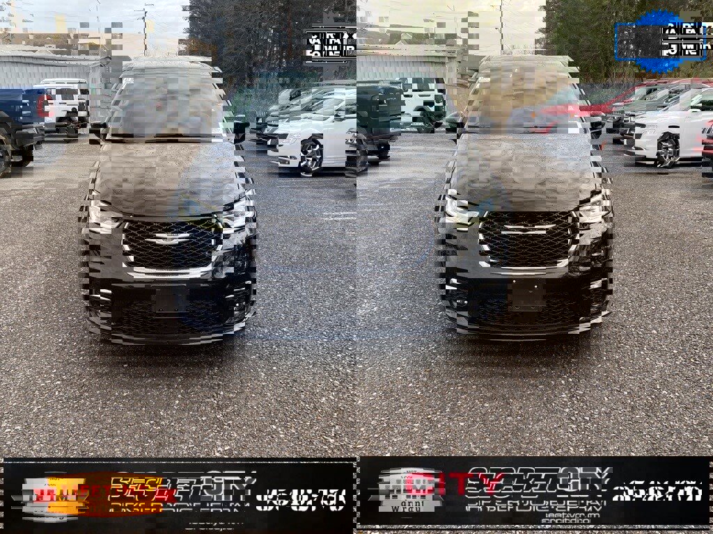 Used 2024 Chrysler Pacifica Touring-L image 2