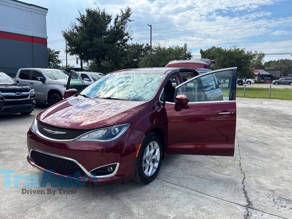 Used 2020 Chrysler Pacifica Touring w/ Tire & Wheel Group FWD image 13