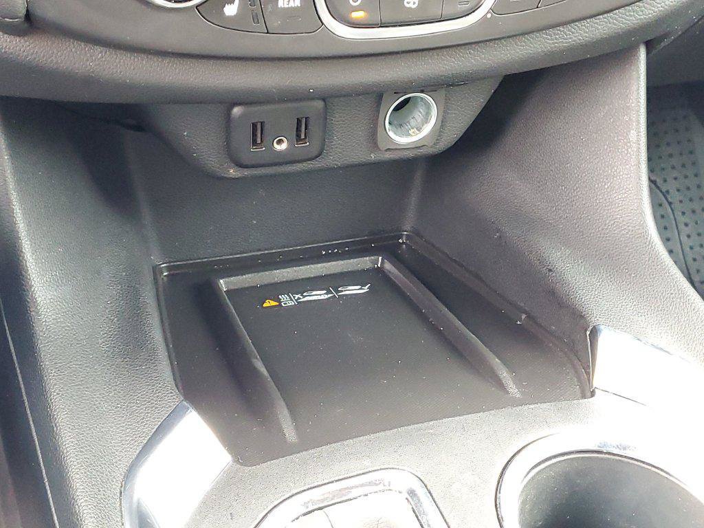 Used 2023 Chevrolet Traverse LT FWD image 17
