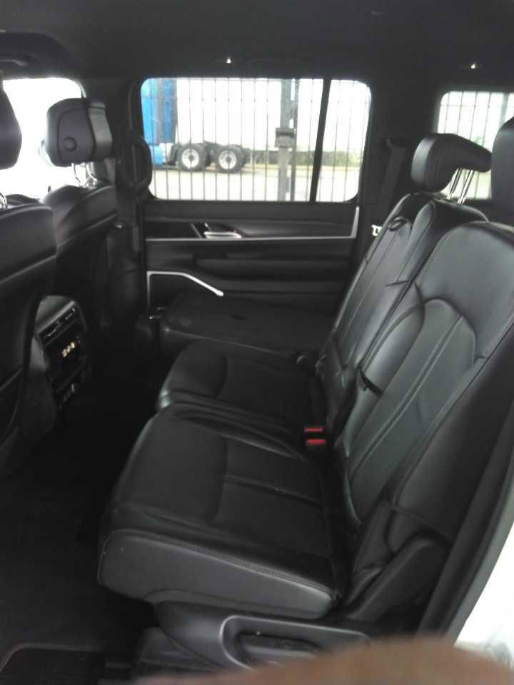 Used 2024 Jeep Wagoneer L Series II w/ Flexible Seating Group AWD/4WD image 6