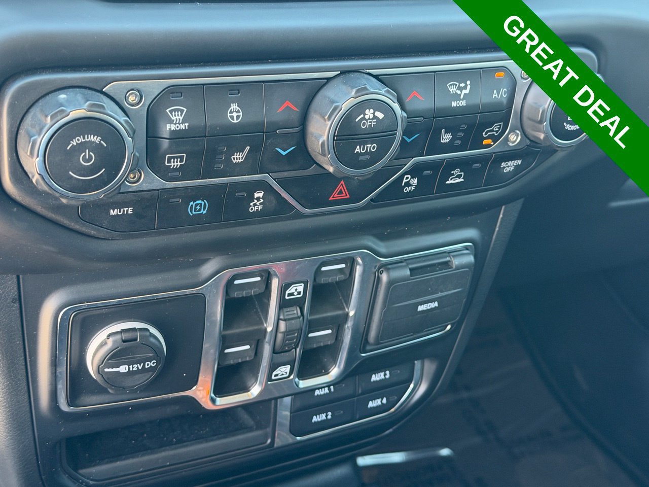 Used 2023 Jeep Wrangler Unlimited Sahara AWD/4WD image 24