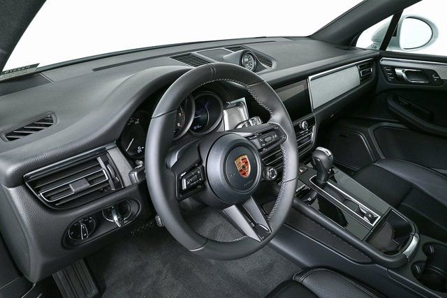 Certified 2026 Porsche Macan AWD/4WD image 4