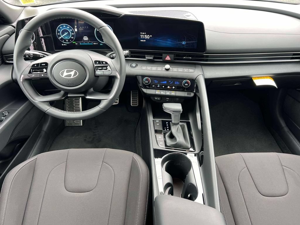 Used 2025 Hyundai Elantra SEL FWD image 11