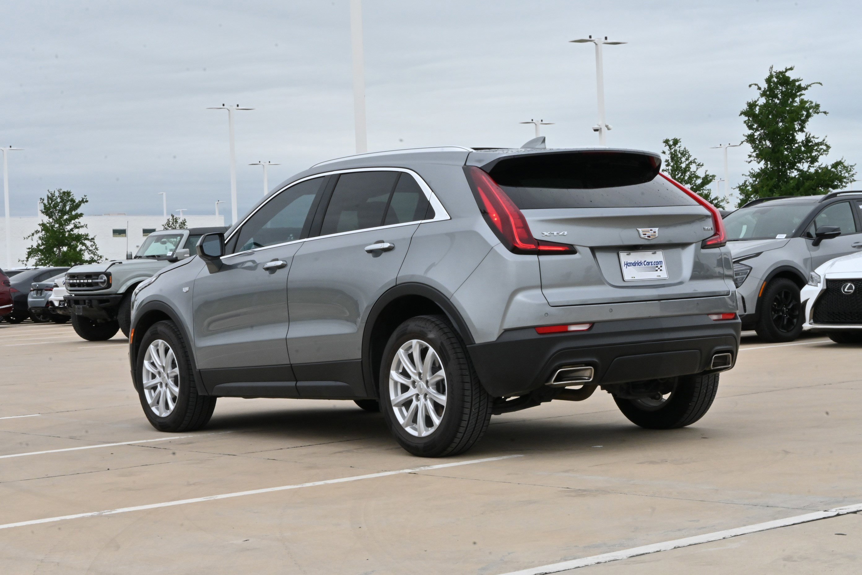 Used 2023 Cadillac XT4 Luxury w/ Cold Weather Package FWD image 7