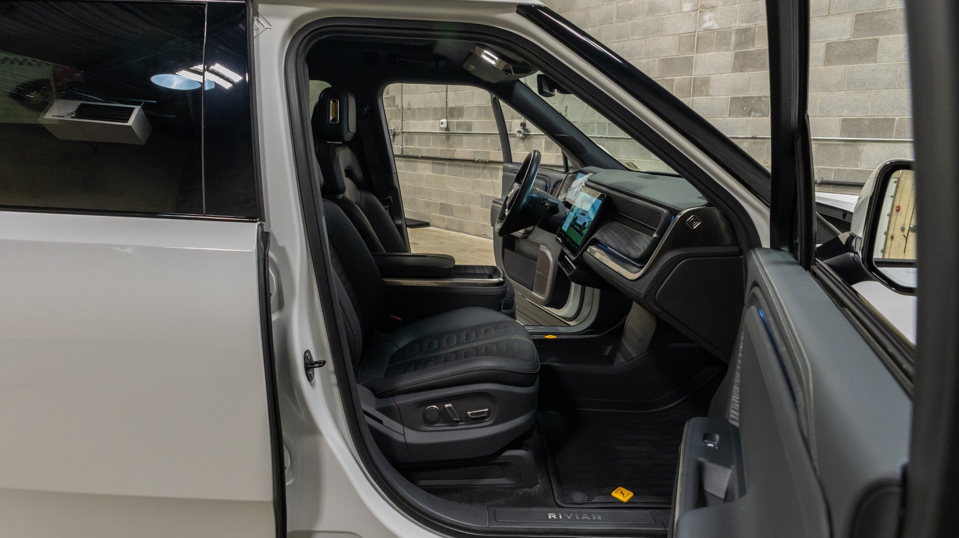Used 2022 Rivian R1T Adventure AWD/4WD image 29