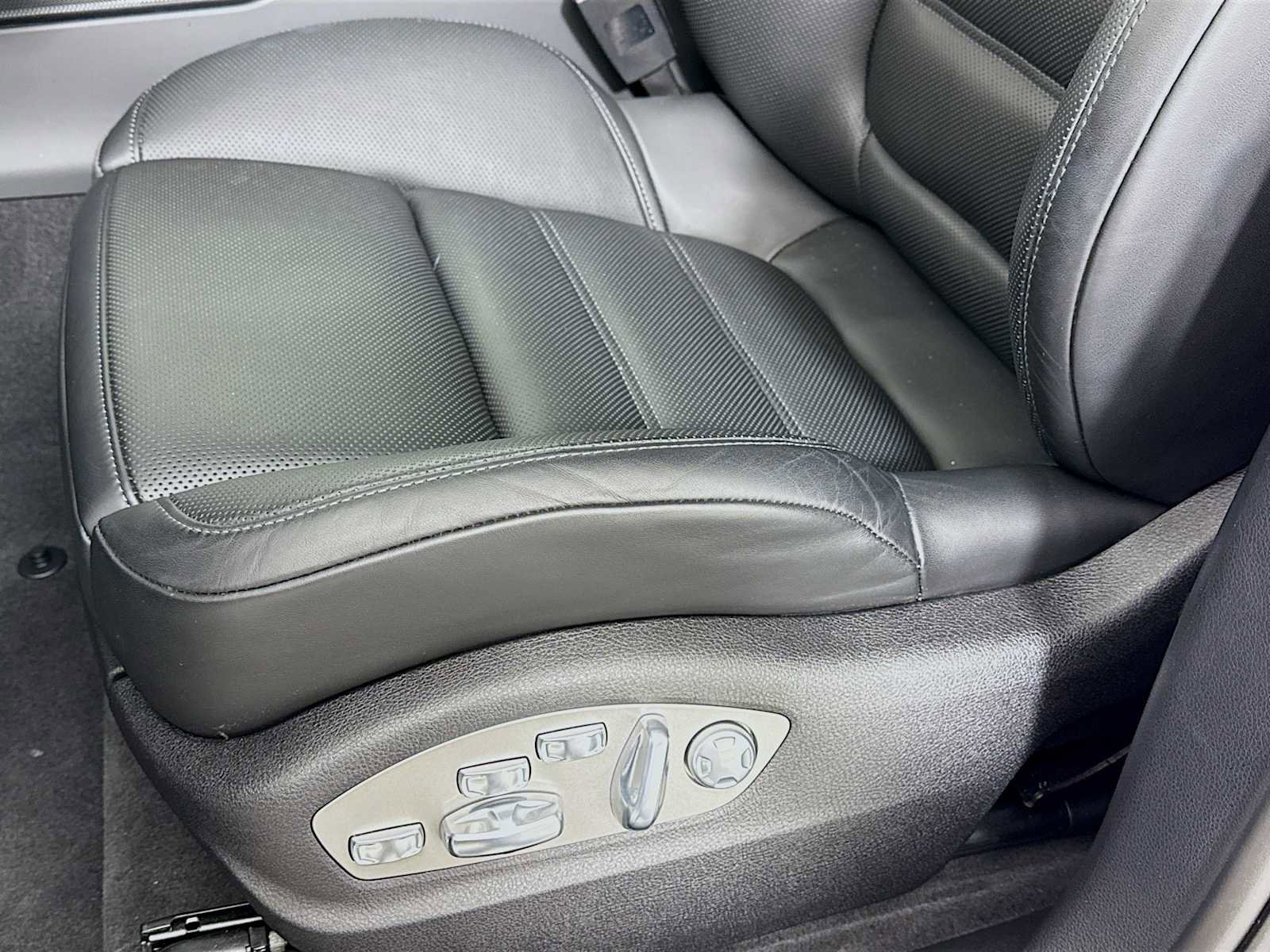 Certified 2025 Porsche Macan T image 13