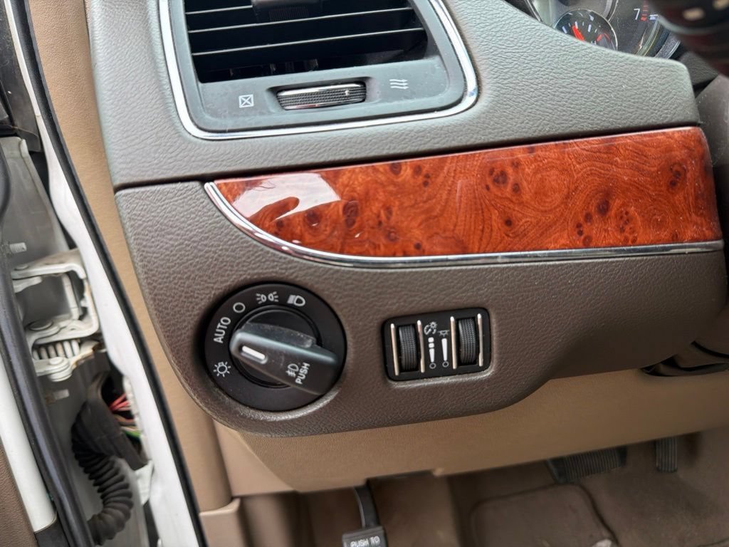 Used 2014 Chrysler Town & Country Touring FWD image 18
