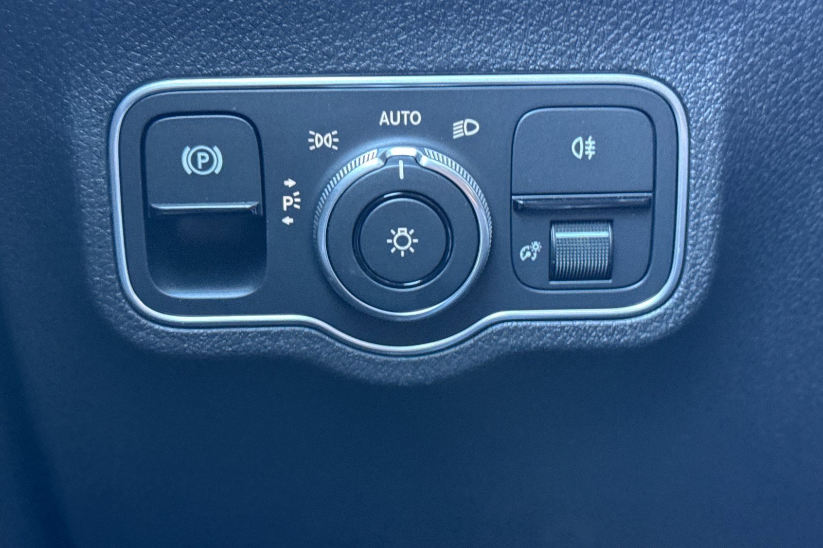 Used 2024 Mercedes-Benz EQB 300 4MATIC image 30