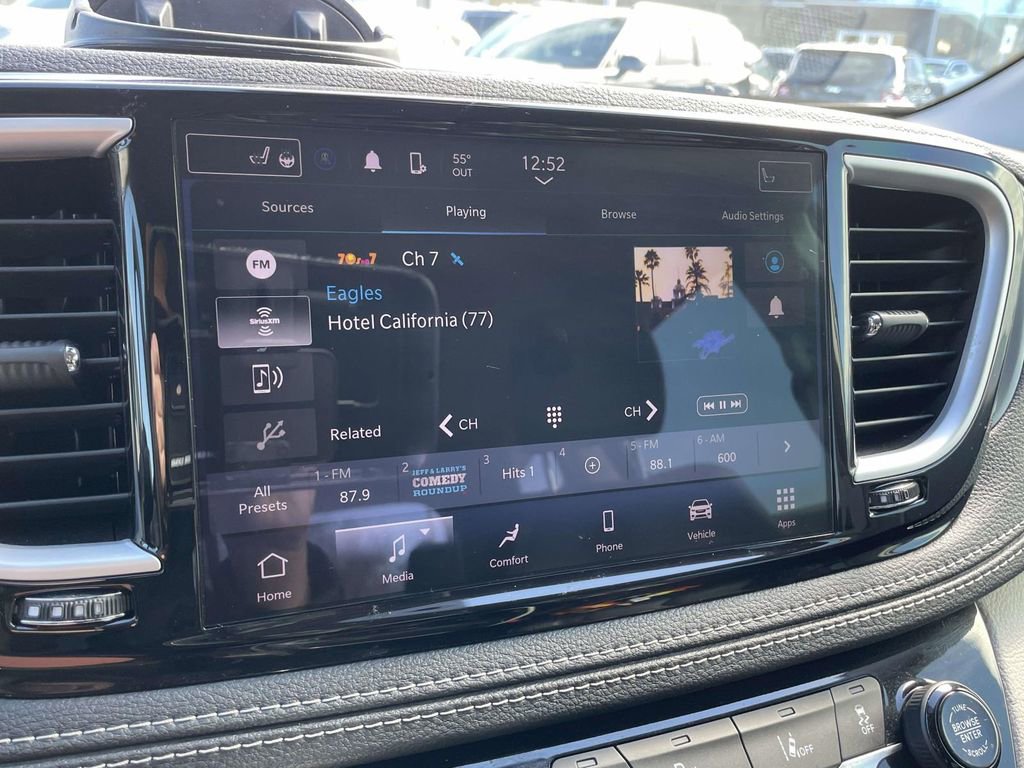 Used 2022 Chrysler Pacifica Touring-L image 14