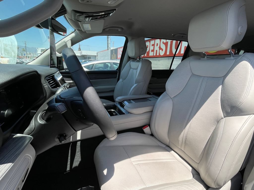 Used 2024 Jeep Wagoneer L Series III w/ Flexible Seating Group AWD/4WD image 13