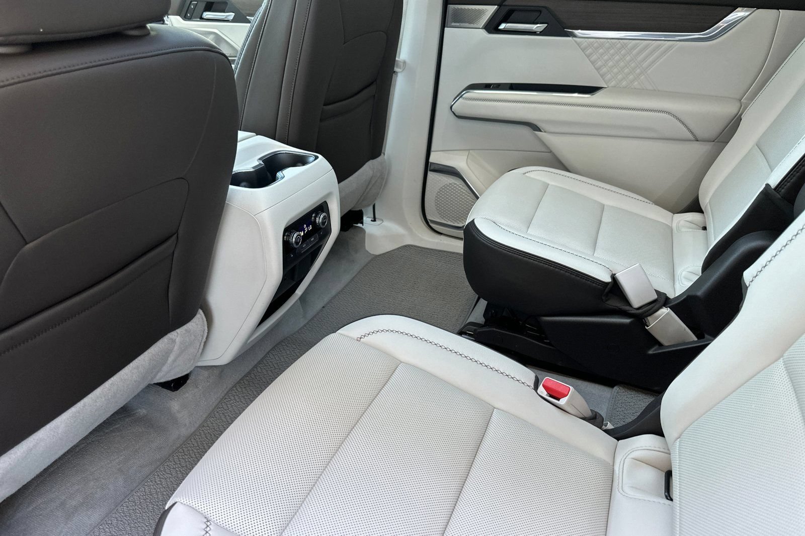 Certified 2024 GMC Acadia Denali w/ Super Cruise Package AWD/4WD image 13