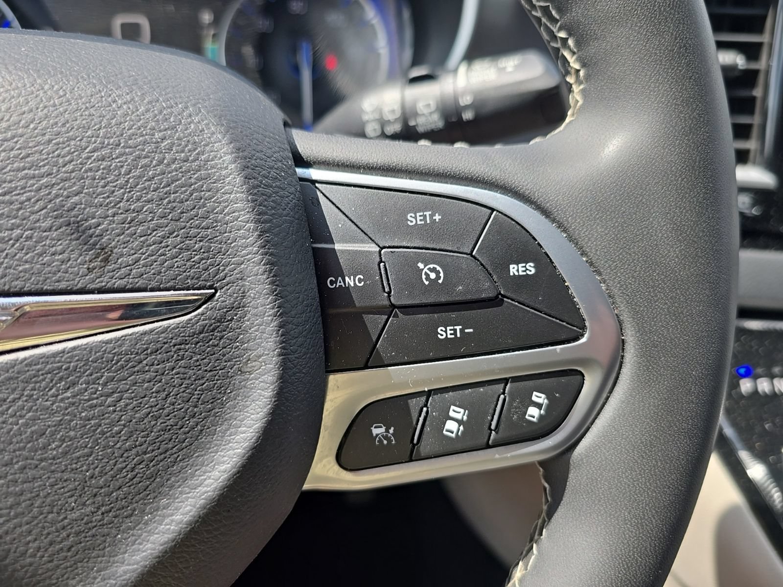 Used 2023 Chrysler Pacifica Touring-L FWD image 21