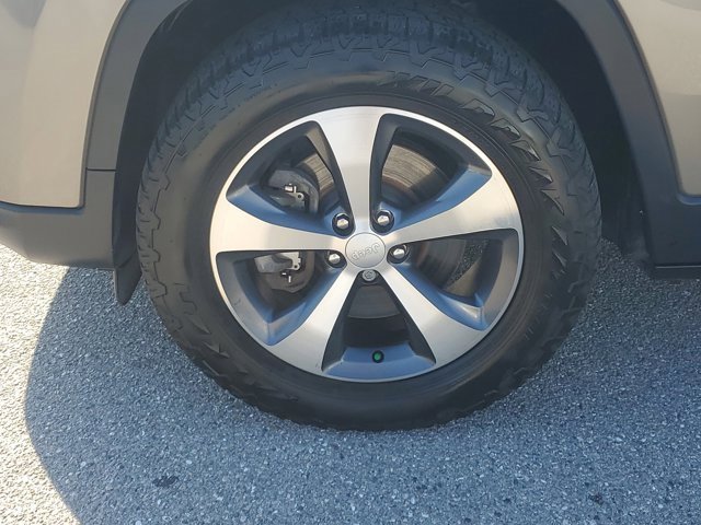 Used 2020 Jeep Cherokee Limited w/ Luxury Group image 11