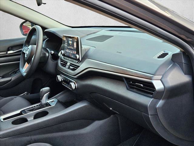 Used 2025 Nissan Altima 2.5 SV FWD image 18