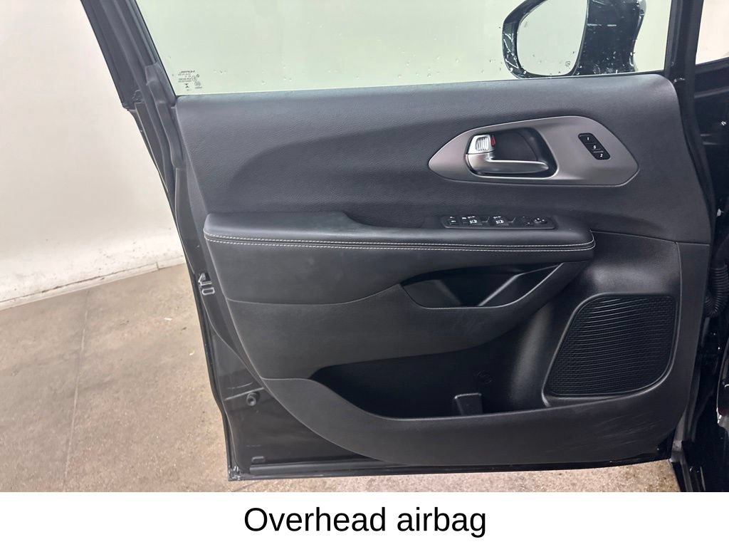 Used 2025 Chrysler Pacifica Select FWD image 31
