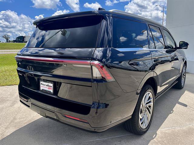 Used 2025 Lincoln Navigator Reserve AWD/4WD image 3
