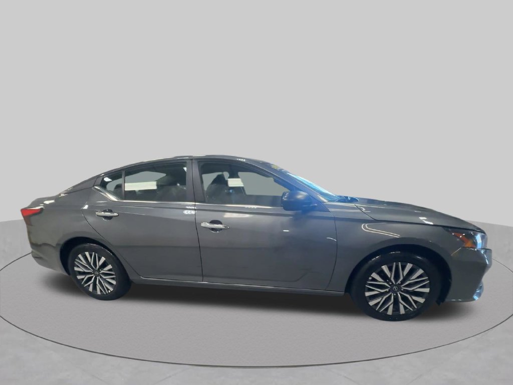 Used 2025 Nissan Altima 2.5 SV FWD image 2