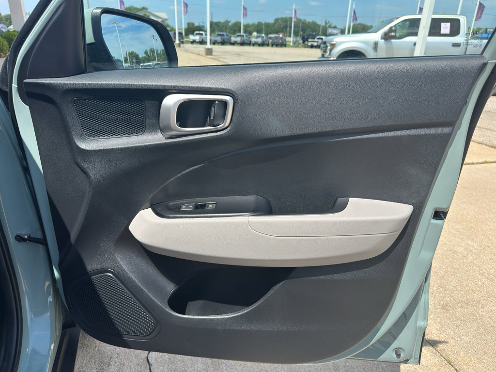 Used 2025 Hyundai Venue SEL FWD image 27