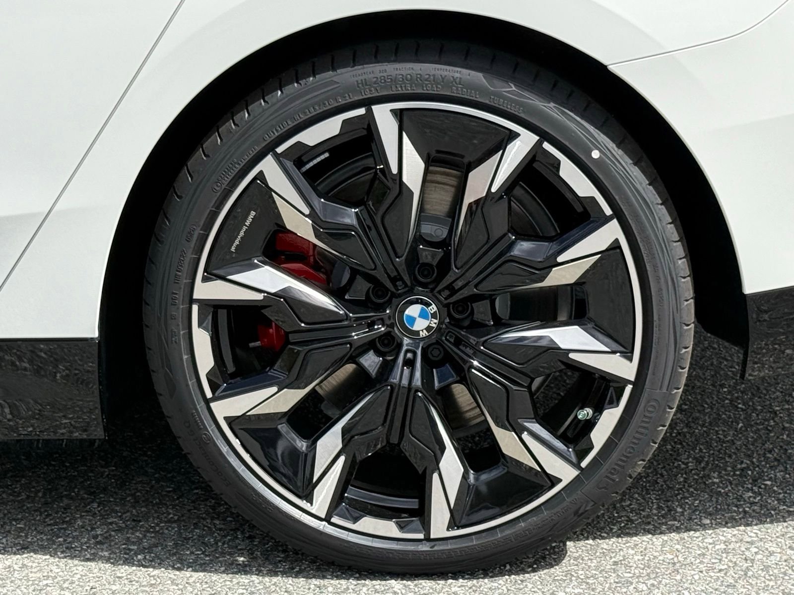New 2027 BMW 550e xDrive w/ Premium Package AWD/4WD image 17