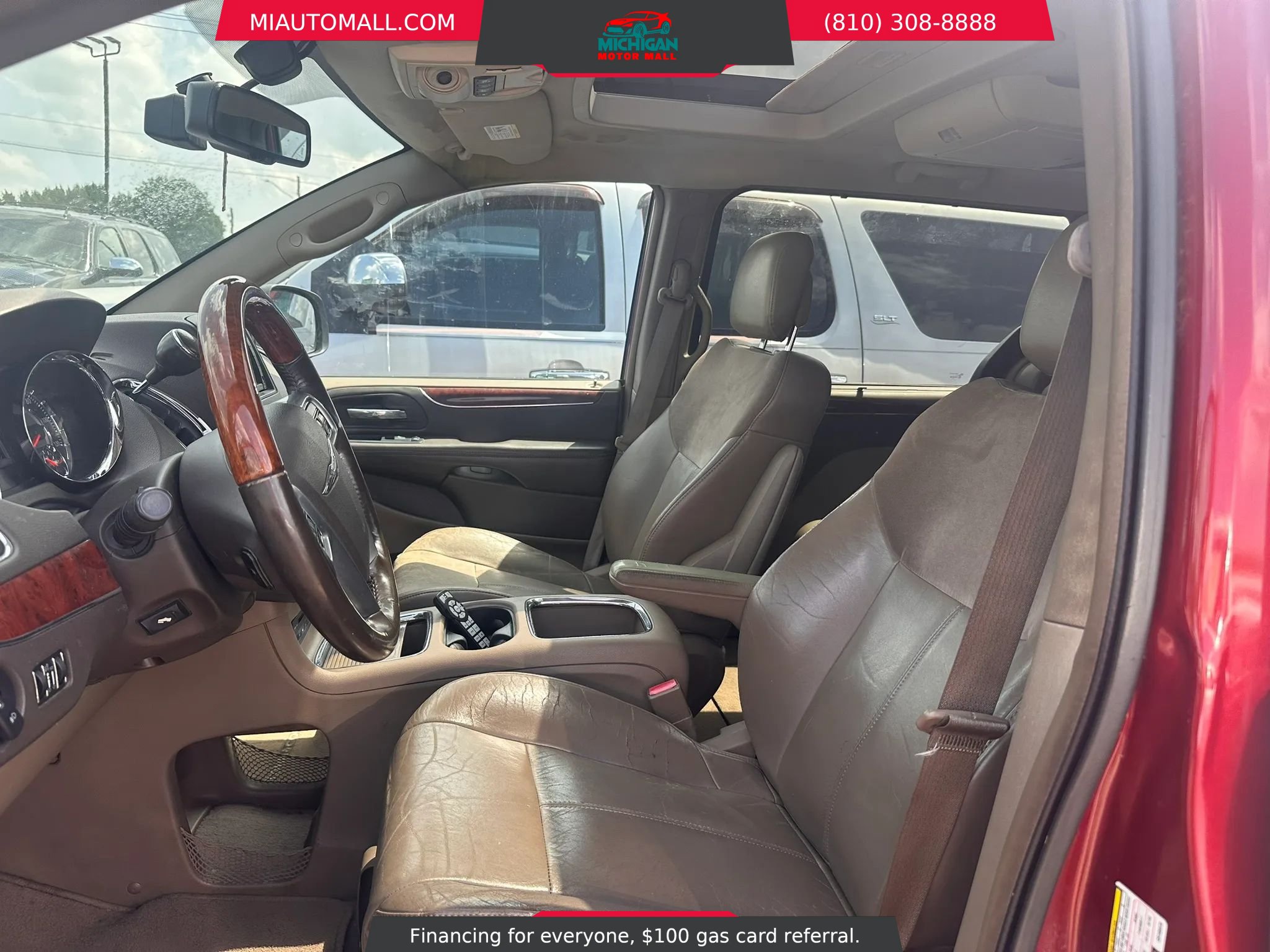 Used 2012 Chrysler Town & Country Limited w/ Luxury Group FWD image 10