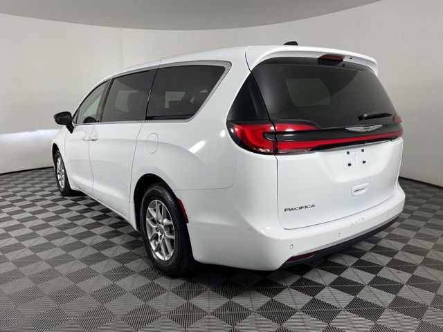Used 2024 Chrysler Pacifica Touring-L FWD image 7