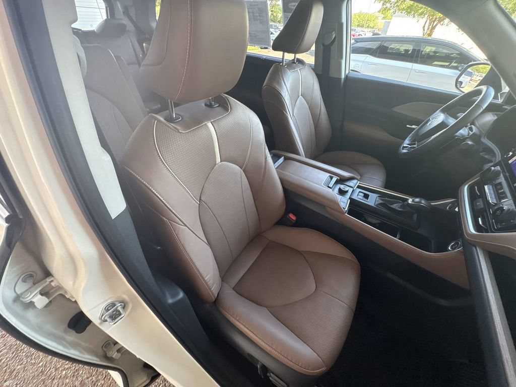 Used 2024 Toyota Grand Highlander AWD image 28