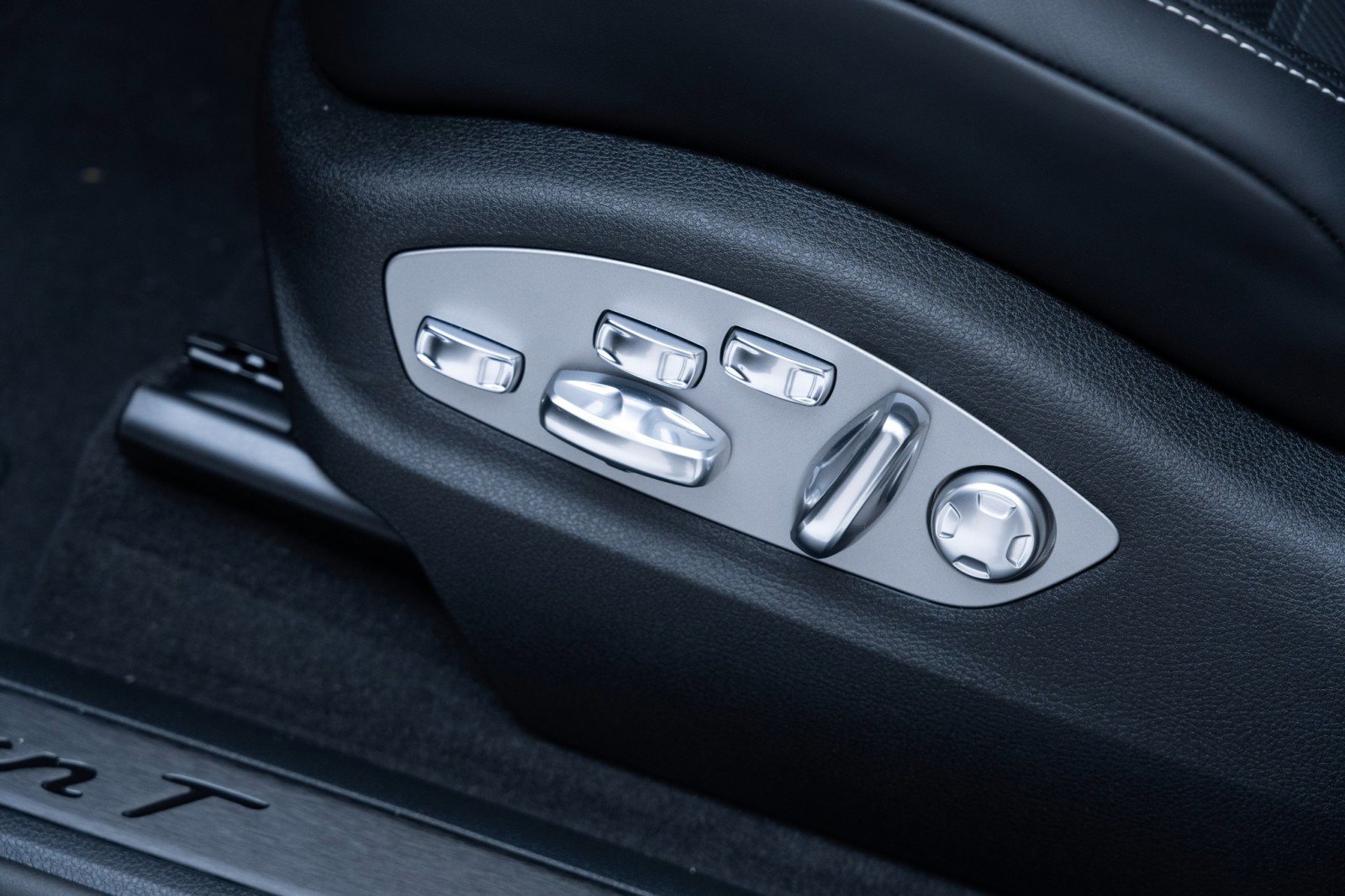 New 2025 Porsche Macan Turbo image 15