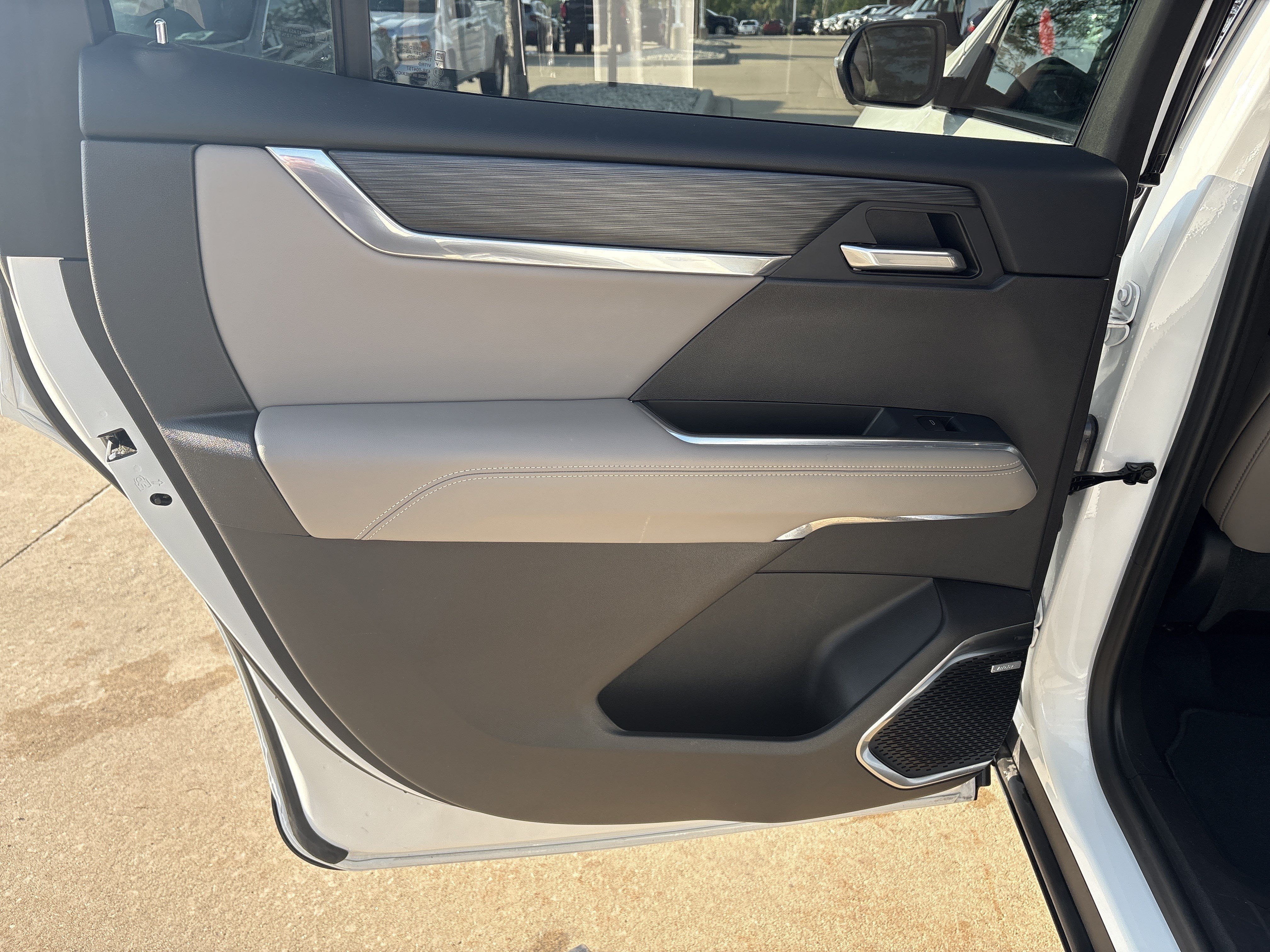 Used 2026 GMC Acadia Elevation w/ Elevation Premium Package FWD image 12