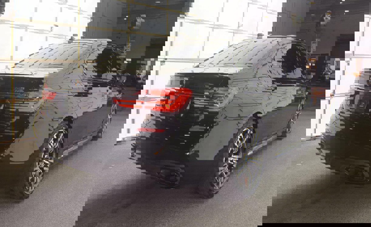 Used 2019 BMW 740i w/ M Sport Package image 10