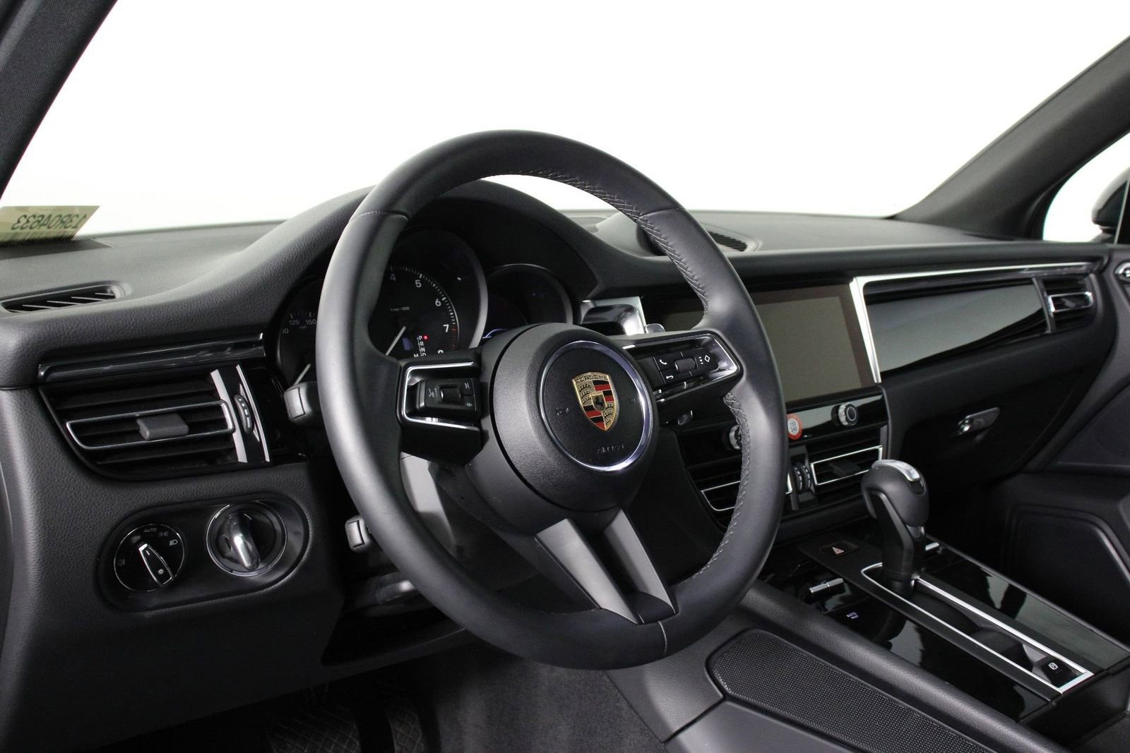 Certified 2025 Porsche Macan image 4