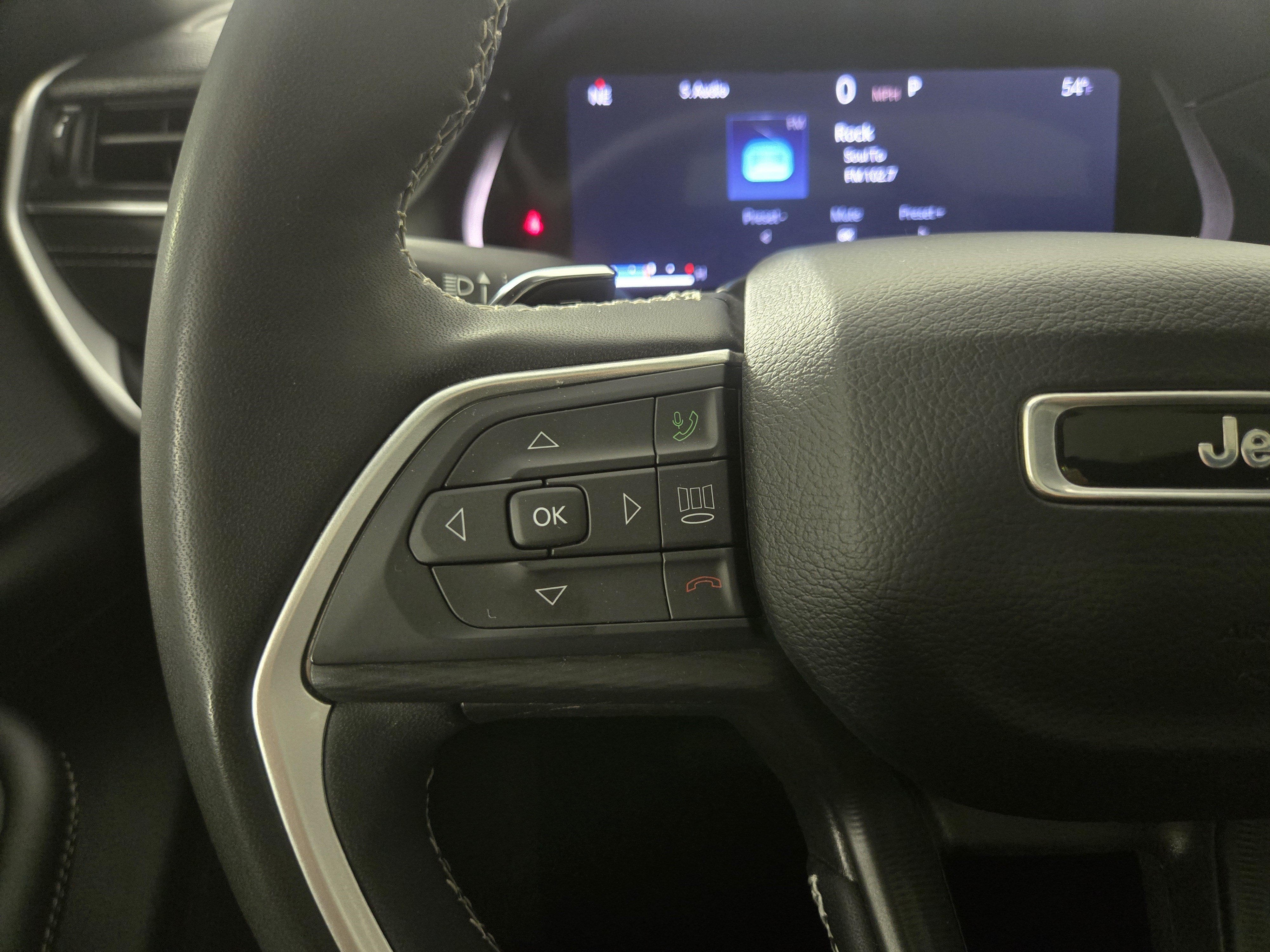 Used 2024 Jeep Grand Cherokee L Altitude AWD/4WD image 17